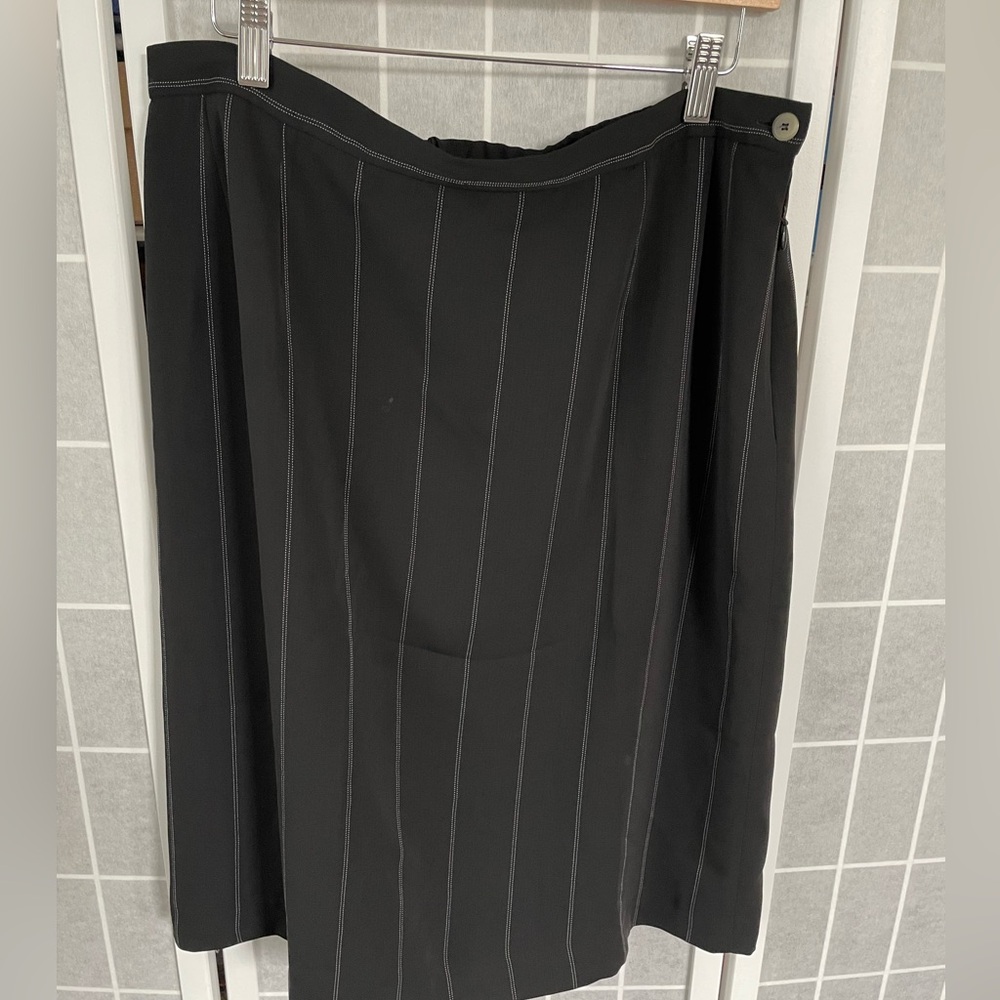 Harve Benard wool skirt, Black pinstriped, size 16.